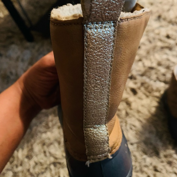 Winter boots ,size 1-2 kids good condition - Picture 3 of 5